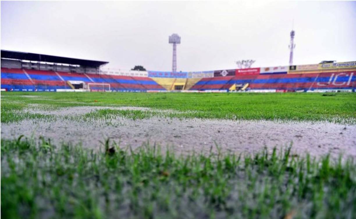 El estadio Ceibeño ha quedado inundado por las lluvias que azotan Honduras y no está acto para albergar el partido que estaba programada para este miércoles Vida-Platense.
