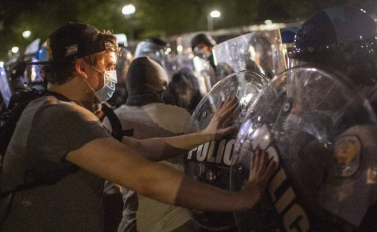 Las protestas se han tornado violentas tras enfrentamiento entre las autoridades policiales.