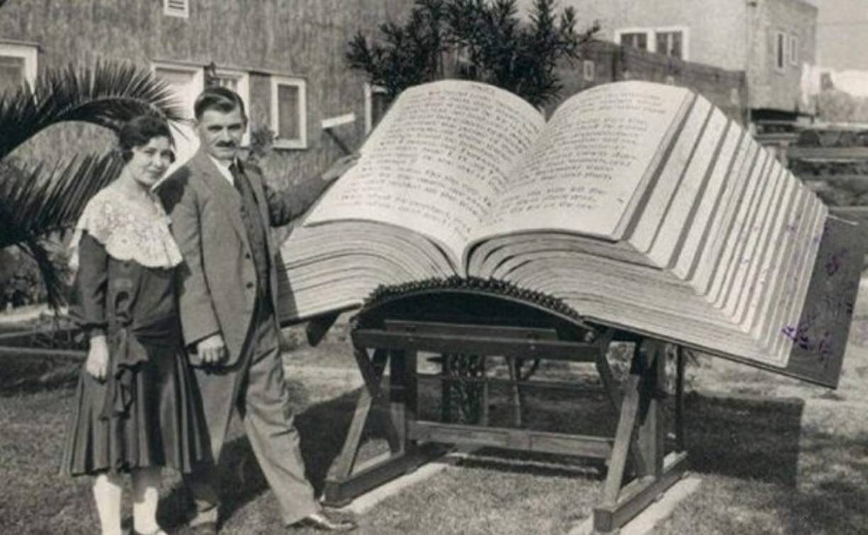 En 1930, Louis Waynai construyó la Biblia más grande del mundo. Mide 1.10 metros y cuando se abre mide 2.48 de ancho y pesa más de 496 kilos.