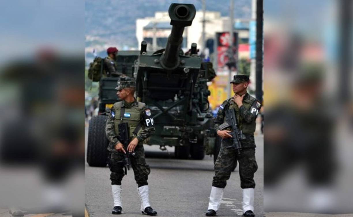 En el lugar se observaron helicópteros de la Fuerza Aérea Hondureña y participaron unidades de operaciones de rescate y del cuidado de bosques.