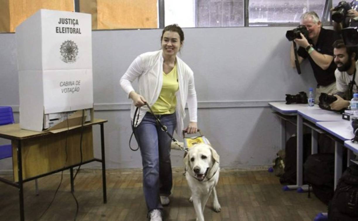 Danielle Parella Mendes sale a votar en Belo Horizonte, Brasil.