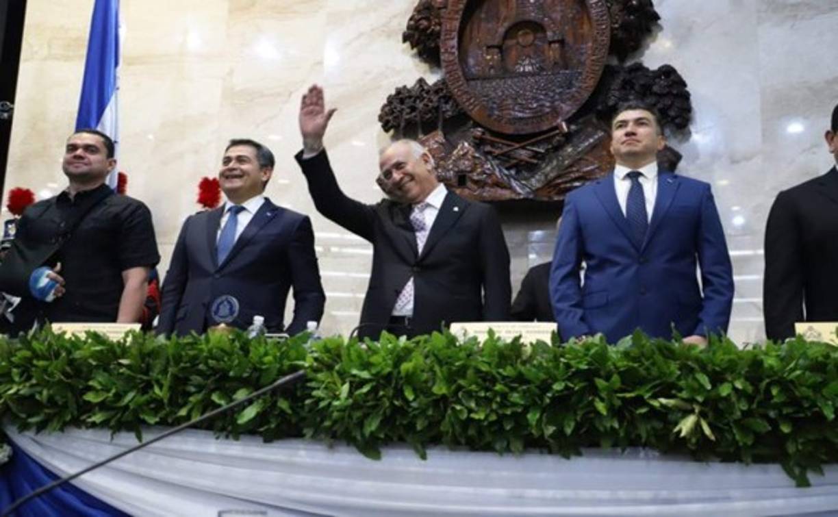 Los tres Poderes del Estado se juntaron hoy para dar informe anual en la III Legislatura.