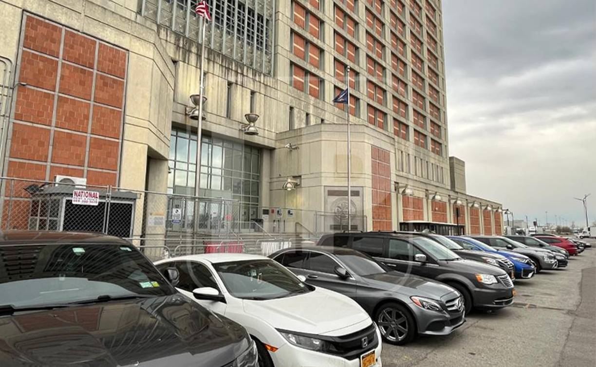 Este es un centro de detención administrativa federal de Estados Unidos. En el vecindario South Slope de Brooklyn , Nueva York . Alberga a presos de ambos sexos y está dividido en cuatro secciones de diferentes niveles de seguridad, en función de los delitos de los que se acusa a los detenidos.