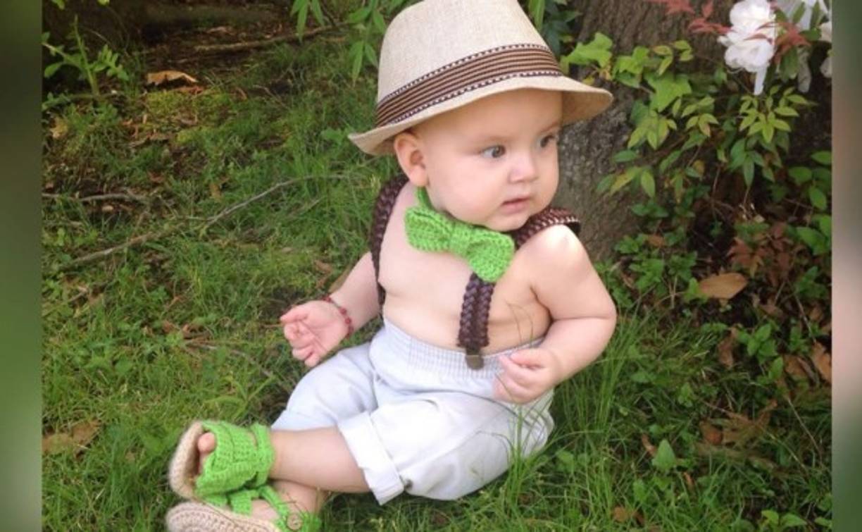 El pequeño luce diferentes trajes y estilos que le confecciona su madre.