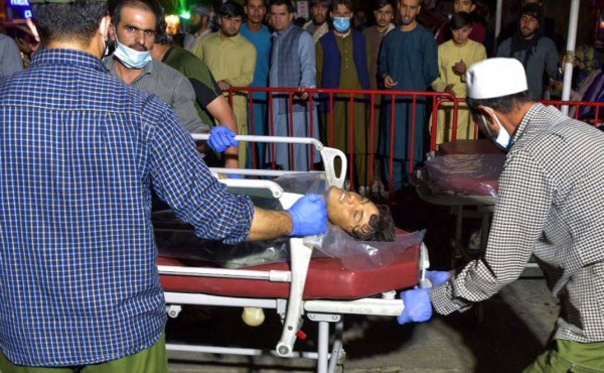 'Podemos confirmar que la explosión en la Abbey Gate fue consecuencia de un ataque complejo que resultó en varias víctimas civiles y estadounidenses. También podemos confirmar al menos otra explosión en o cerca del Hotel Baron, a poca distancia de la Abbey Gate', tuiteó el portavoz del Pentágono, John Kirby.