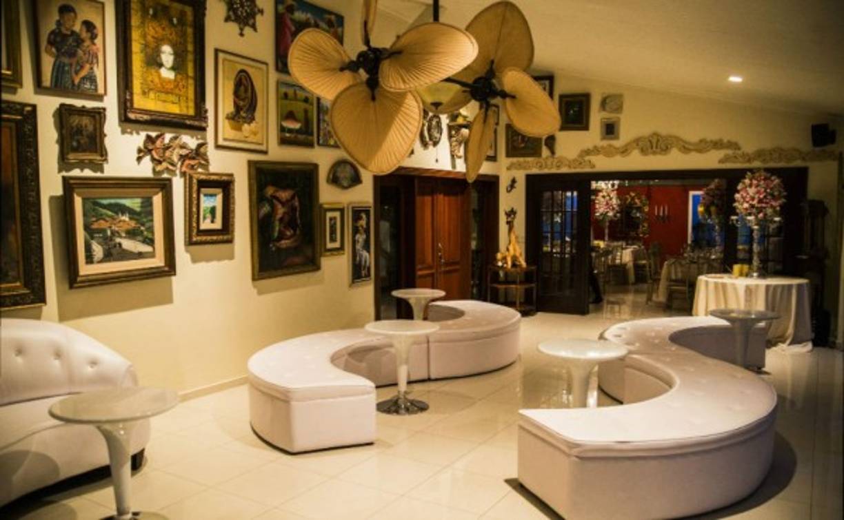 Fresco modernismo. Una sala joven con aires lounge. El salón de fiestas fue transformado en un lobby juvenil y relajante.