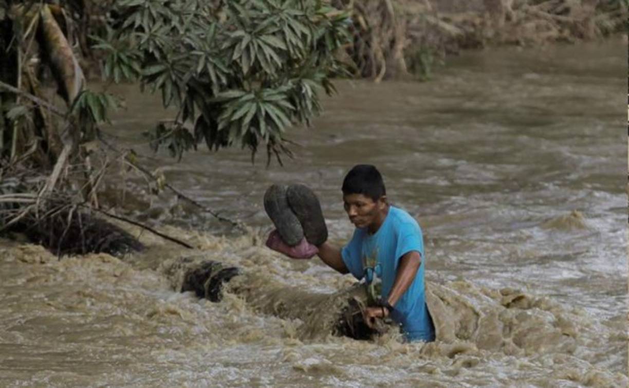 El desbordamiento de ríos y los deslizamientos de tierra y rocas han causado severos daños en Honduras, donde el organismo de protección civil ha señalado que las bandas nubosas y la circulación asociada al fenómeno continuarán dejando lluvias y chubascos intermitentes en la mayor parte del país.<br/>