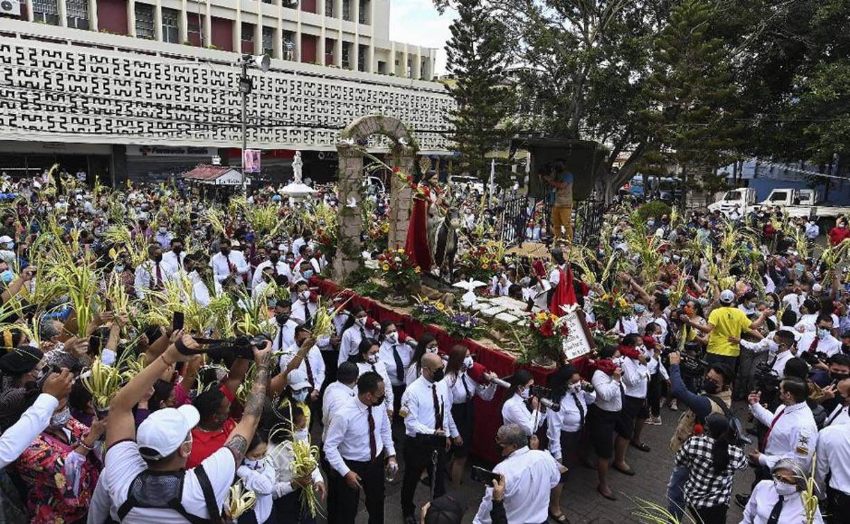 Fieles católicos participan en la tradicional procesión del Domingo de Ramos. 