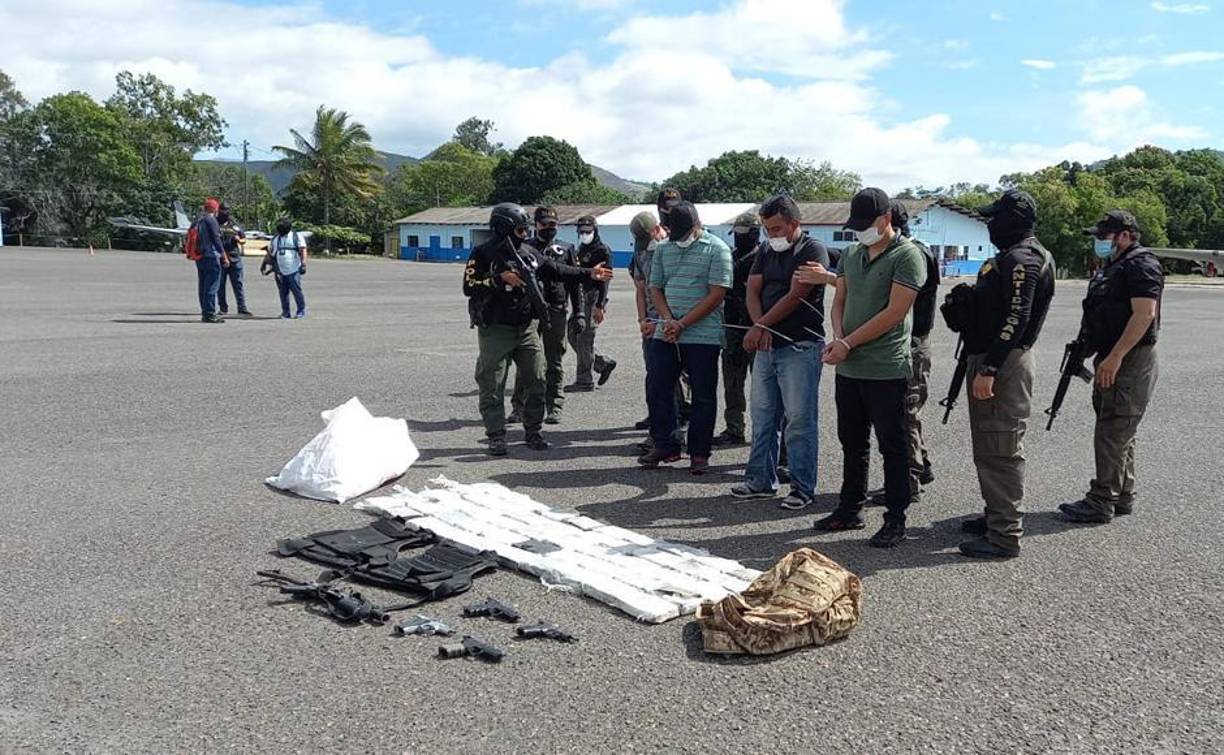 En noviembre de 2021, un equipo de la Dirección de Lucha contra el Narcotráfico (DLCN) descubrió que en la colonia San Isidro de Tocoa, Colón, agentes montaron un falso operativo policial con el objetivo de sustraer 50 kilos de cocaína de una vivienda para entregárselos a otra persona.