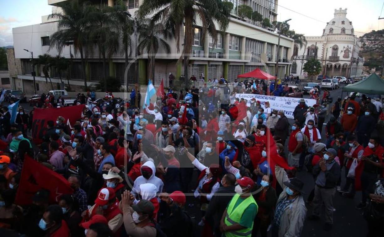 Los simpatizantes de Libre apersonados en las afueras del Legislativo. 