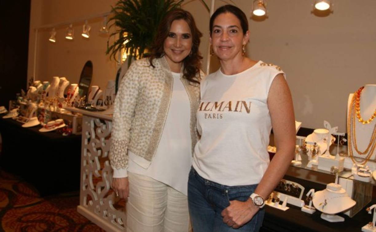 La anfitriona Carolina Santos de Kafati compartió con Mónica Leiva de Yibrín.