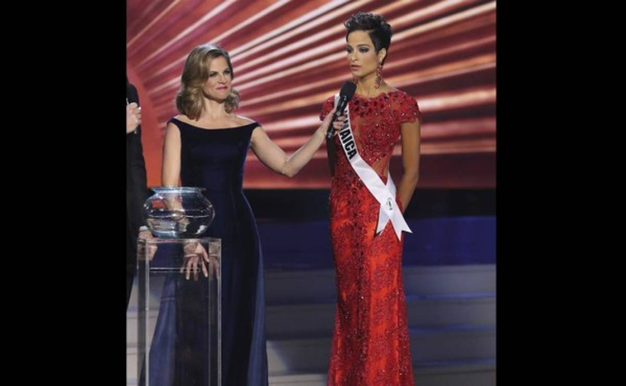 Kaci Fennell respondiendo las preguntas en el Miss Universo.