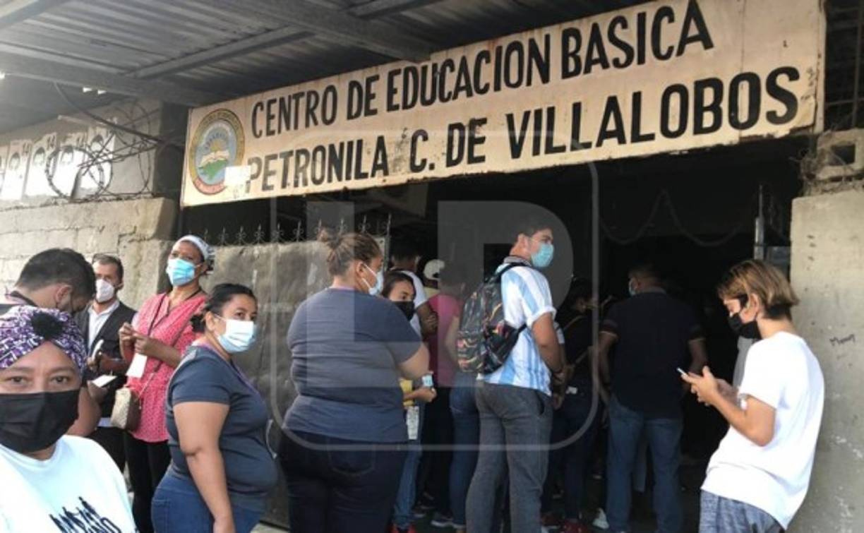 En El Progreso, Yoro, cientos de hondureños hacen filas para ejercer el sufragio a primera hora.