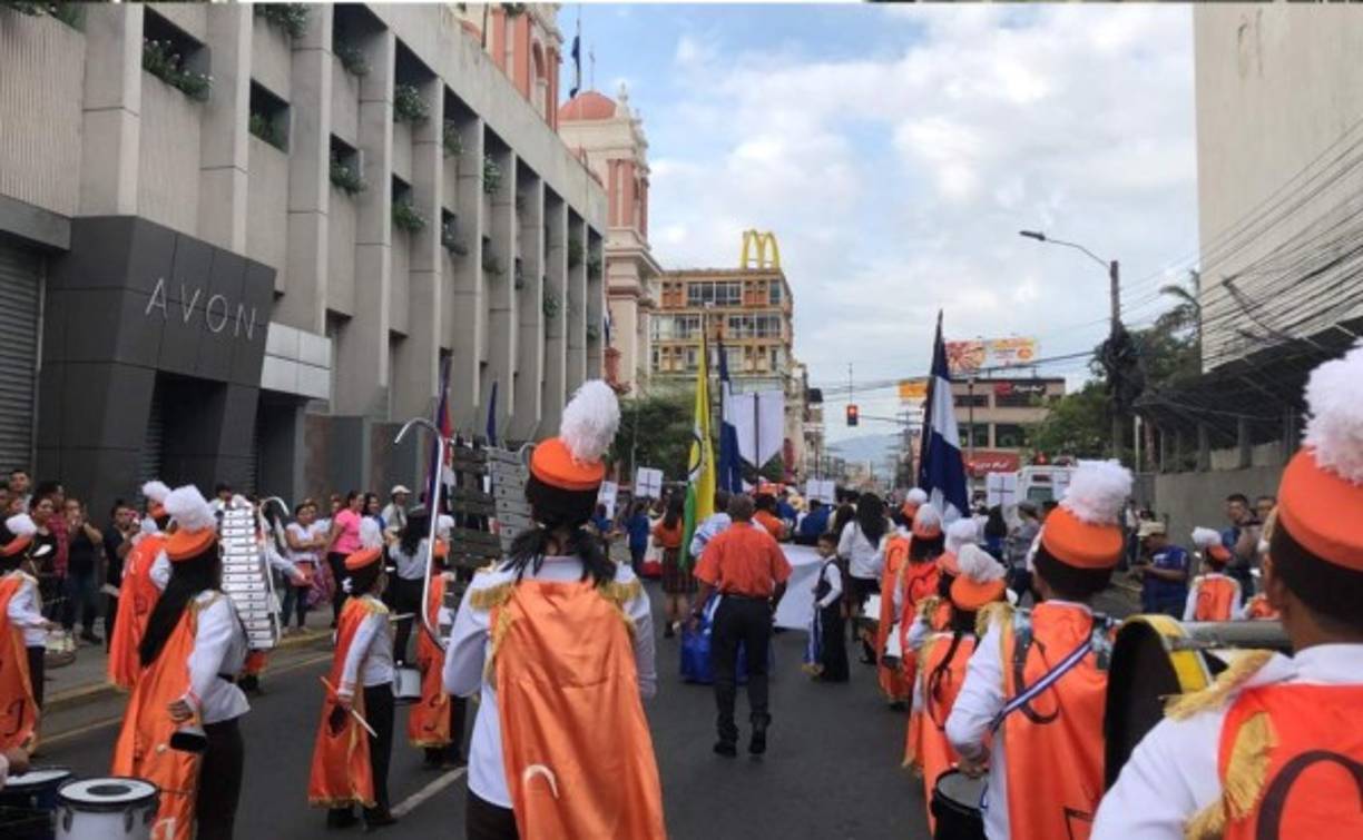 La banda de guerra del instituto Ramón Rosa realizó una espectacular presentación que desató aplausos en la zona de los desfiles.