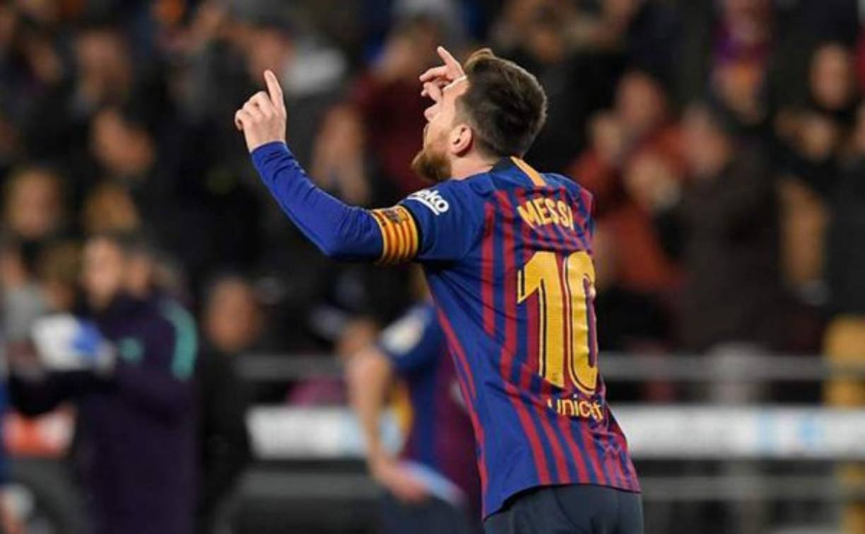 El tradicional. Cada vez que Leo Messi anota un gol sale corriendo, extiende sus manos y señala al cielo. Alguna vez, el argentino explicó que era una forma de dedicarselo a su abuela. Esta celebración se ha vuelto icónica a través de los años.