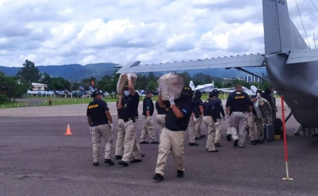 Cada saco tendría de 20 a 25 kilos y la droga iba dentro de la cisterna con placas HAV 9360.