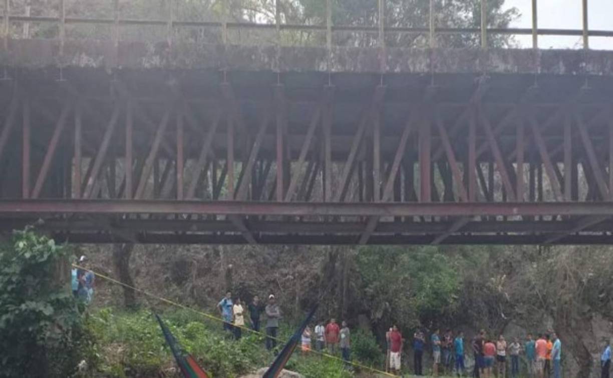 El pasado 1 de mayo asesinaron a un hombre debajo de un puente en Trinidad, Santa Bárbara. La víctima respondía al nombre de Olman Alexander Madrid, de entre 30 a 35 años, originario y residente en la aldea El Rodeo, quien estaba descansando cuando fue atacado a balazos.<br/><br/>Según informó la Policía Nacional, a eso de las 3:00 pm recibieron una denuncia a través del 911 con relación a un hecho violento en la carretera que conduce hacia la aldea Barandillales, mencionándose de dos personas ultimadas.<br/>