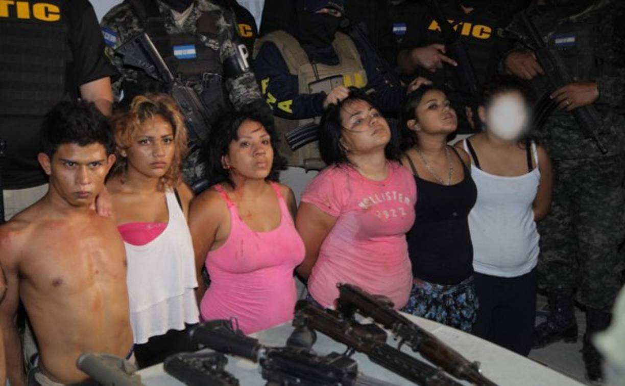Entre las mujeres detenidas están Keysa Yosahira Burgos Sagastume alias 'Keysa', Wendy Dominic Manchamé Hernández 'Chaparra', Nazzie Oquelí Meléndez Pineda 'La China' y Eva Sailyn Cisnado conocida como 'Shakira'.