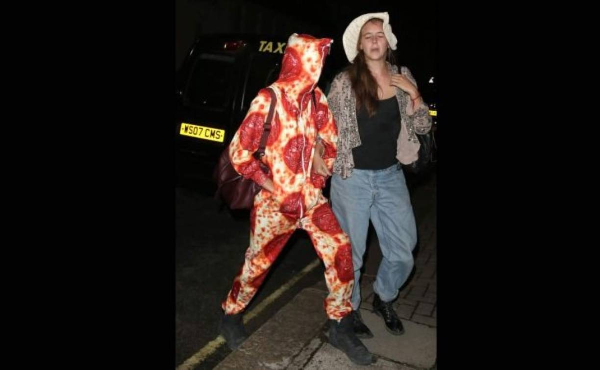 La hermosura de Cara Delevingne fue envuelta por una deliciosa pizza.