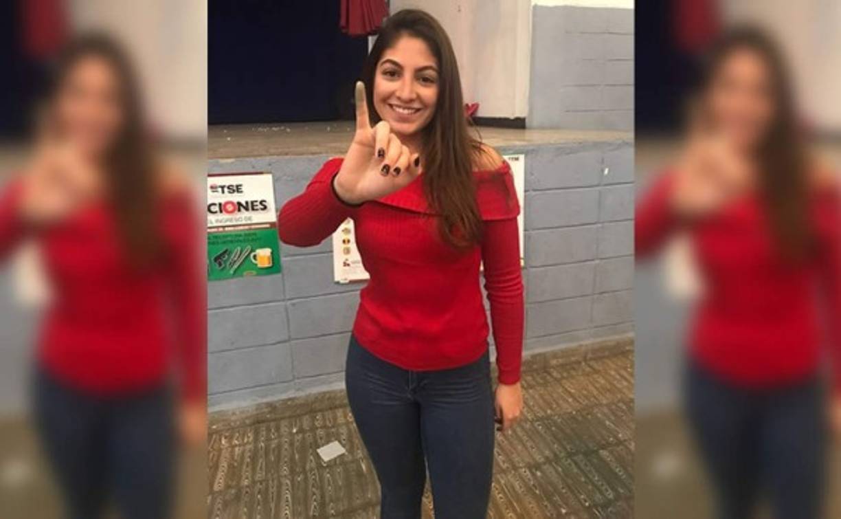 Karina Lara hija mayor del diputado Marlon Lara, aspirante a alcalde de San Pedro Sula. <br/><br/>Estas son las primeras elecciones de Karina (18) ,quien ejerció el sufragio en la escuela Valle de Sula acompañada de su padre, su madre y dos hermanos menores.