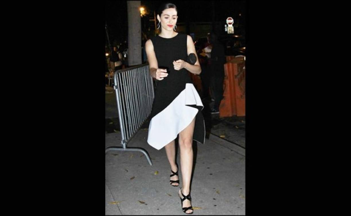 Emmy Rossum vistió un traje bicolor negro y blanco con un vuelo estilo flamenco que nos hizo echar de menos la peineta de gitana andaluza.