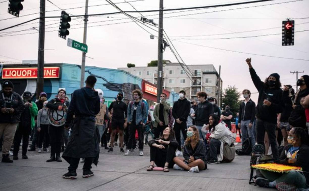 Medios mencionan que el grupo que controlaba el área es 'Antifa', sugiriendo que había personas armadas entre ellos.