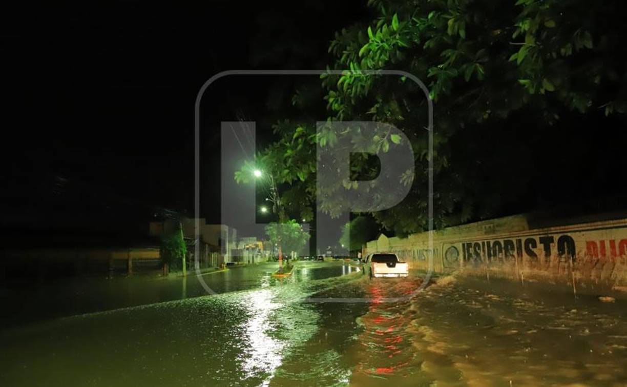 Mario Centeno, pronosticador de turno de Cenaos-Copeco, dijo que “continúa la convergencia de viento y humedad proveniente desde el mar Caribe y el Océano Pacífico, que generan precipitaciones débiles a moderados ocasionalmente fuertes, acompañadas de actividad eléctricas en la mayor parte del territorio nacional”.