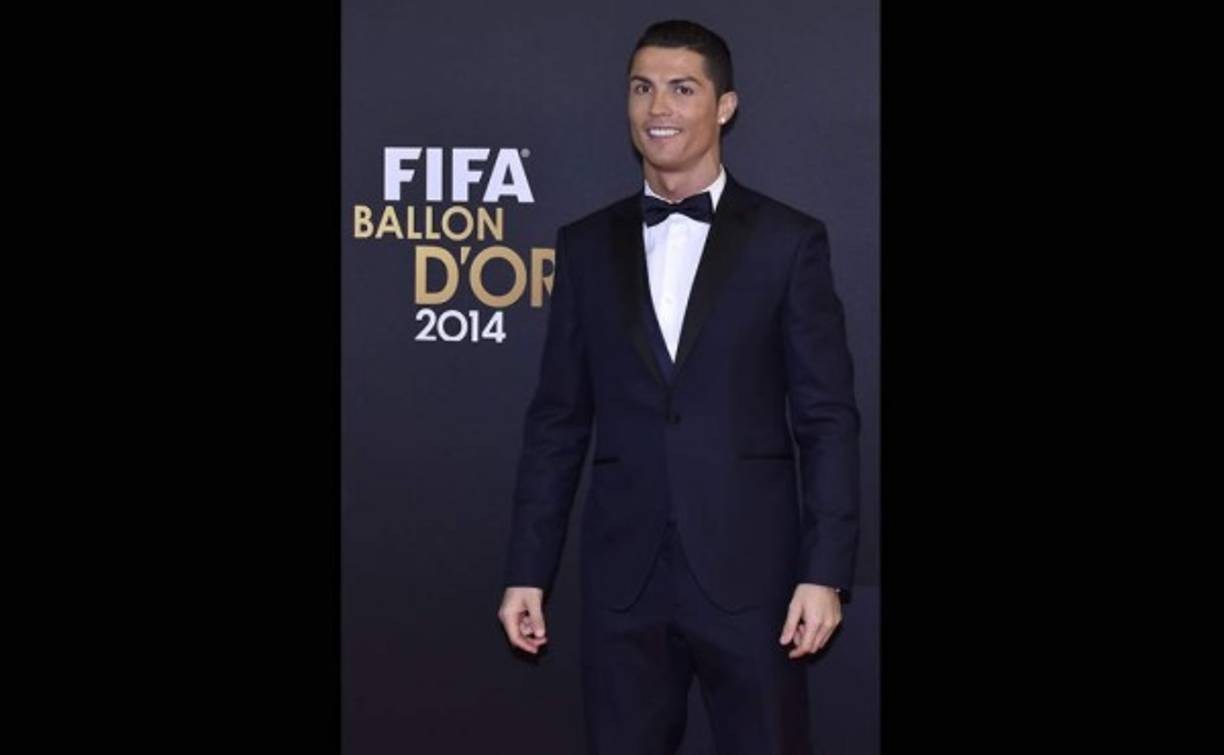 Cristiano Ronaldo elegante con este traje de esmoquin.