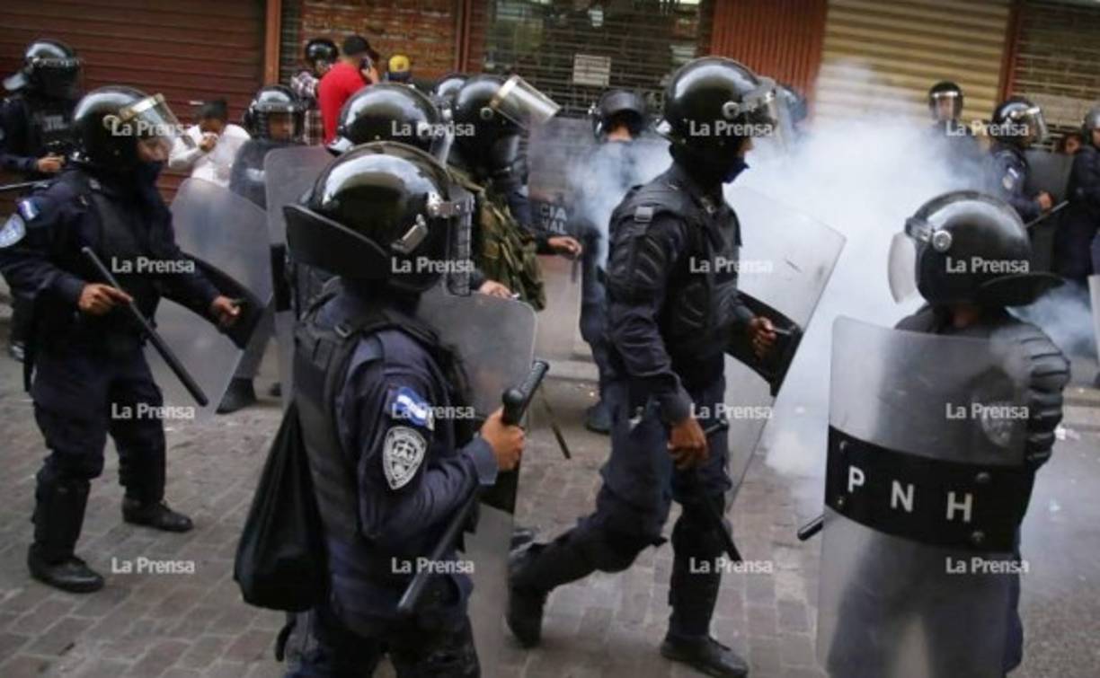 El Ministerio de Seguridad rechazó a través de un comunicado que agentes policiales hayan herido a un manifestante que fue atendido en un hospital por un balazo en el pecho.