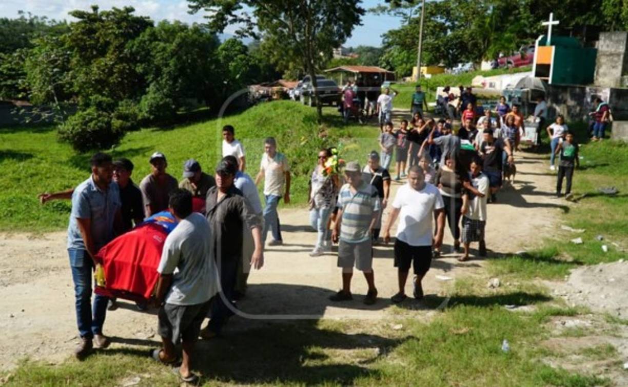 Marta Graciela Bueso, quien era cuñada de los Tinoco, y Jorge Alberto Tinoco, sobrino de los Tinoco, fueron sepultados ayer en el cemeterio de Cieneguita, siempre en Puerto Cortés.
