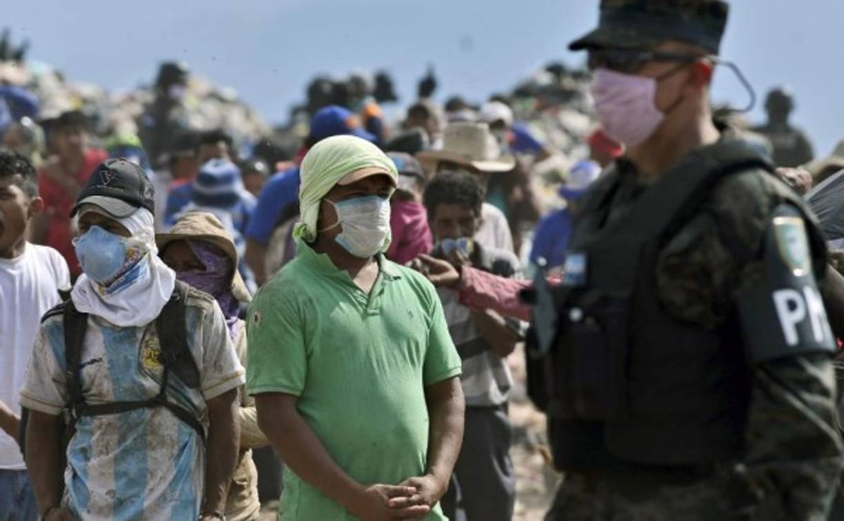 Otro pequeño grupo de manifestantes colocó barricadas con neumáticos que luego prendieron en la carretera que desde a capital conduce al departamento de El Paraíso, fronterizo con Nicaragua.