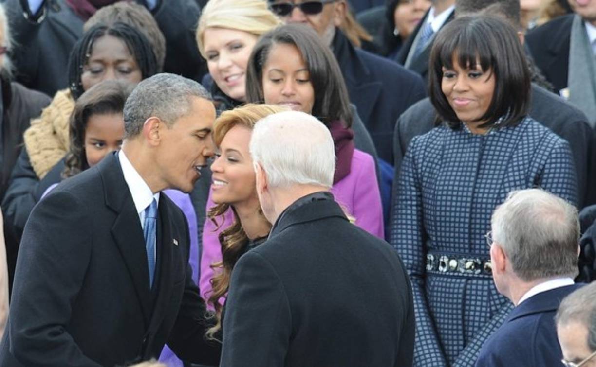 Un periodista francés armó la polémica en EUA al asegurar que The Washington Post ventilaría un supuesto romance entre la cantante y el mandatario. Sin embargo, el medio desmintió dicha información. Beyoncé se ha presentado en las grandes celebraciones de la familia presidencial.