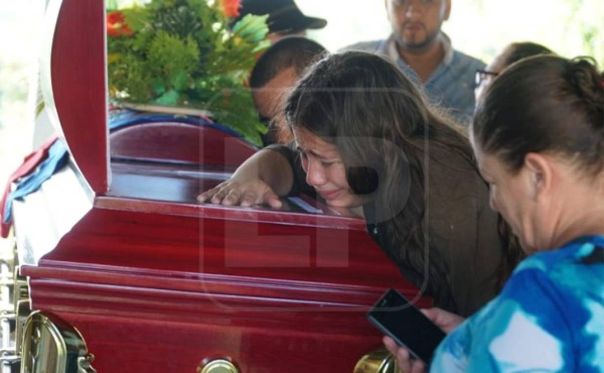 Entre dolor y llanto fueron despedidas las víctimas de la masacre registrada el pasado jueves en el barrio 9 de Diciembre de Puerto Cortés.