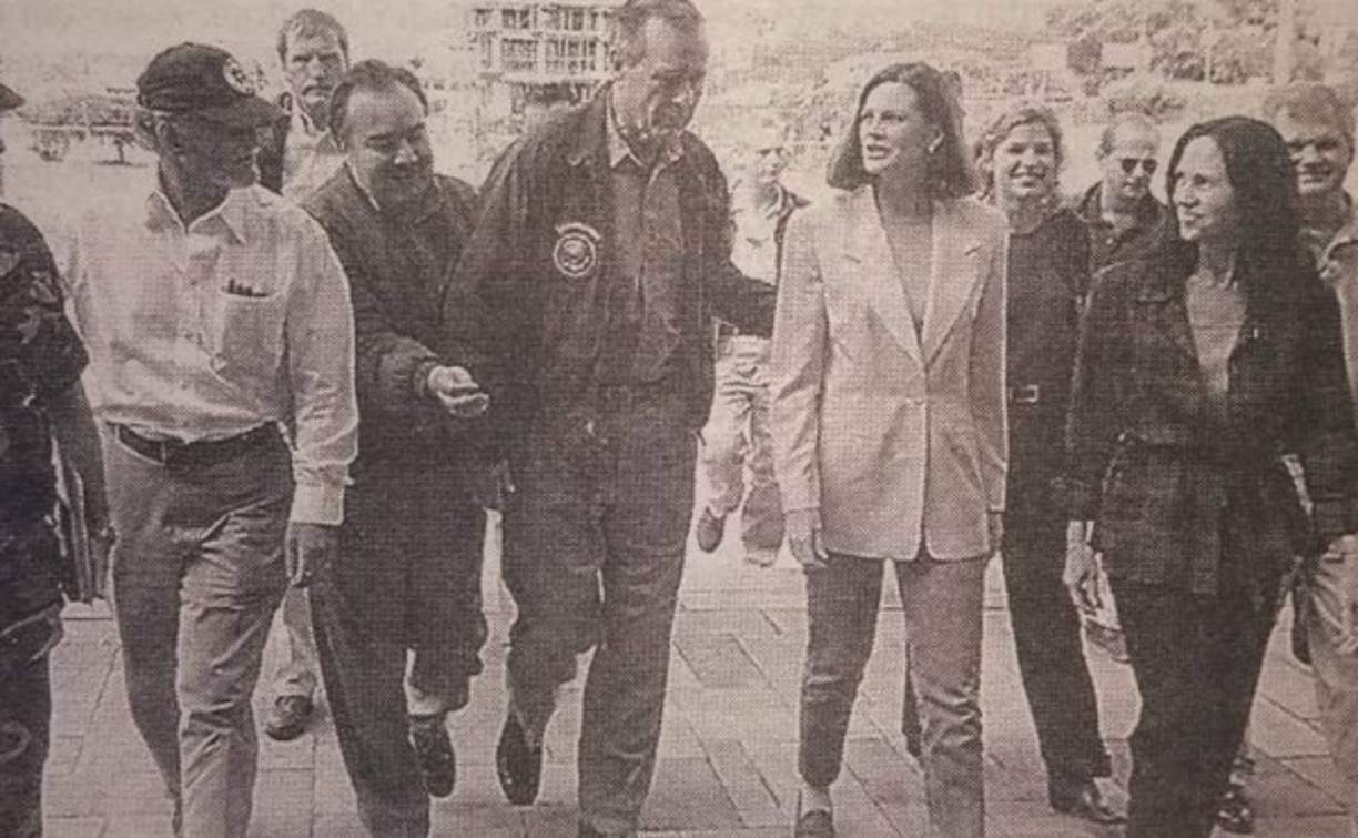 Bush padre se mostró muy conmovido por la tragedia que vivía Honduras en su visita que la realizó a título personal.