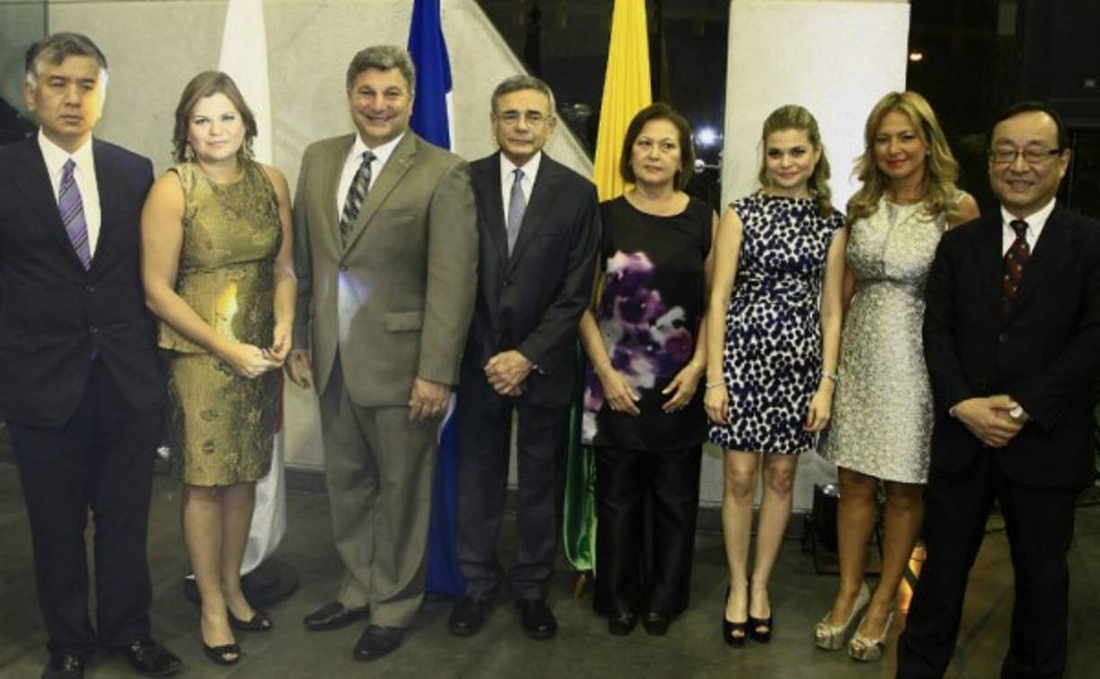 Emprendedores. El embajador de Japón, Kenji Okada; la vicepresidenta de Grupo Flores, Aline Flores; Steve Saint Angelo, vicepresidente de Toyota Motor Corporation para Latinoamérica y el Caribe; Allan Flores, presidente de Grupo Flores, y su esposa Rosa con Evelyn y Rosibel Flores; y Eiichi Tomizawa, gerente general de Toyota Motor Corporation para Latinoamérica y el Caribe.