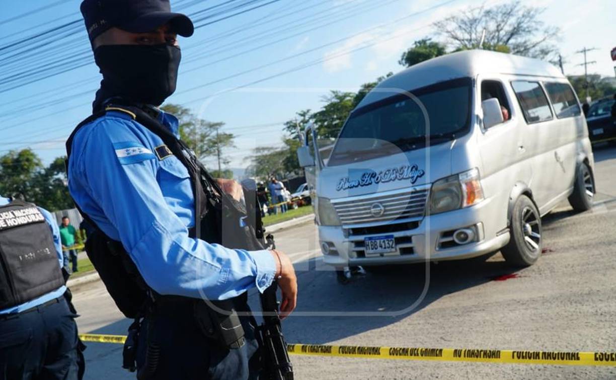 Agentes de la Policía Nacional acordonaron la escena del doble crimen.