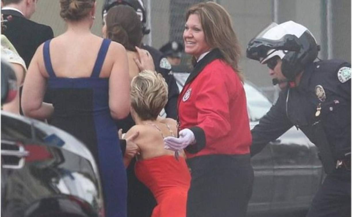 Oh, no, Jennifer, otra vez NO. Nada más llegar a la alfombra roja de los Oscar 2014, la actriz Jennifer Lawrence se ha caído. Y no ha sido un discreto resbalón, sino un descalabro comparable al que protagonizó el 2013.