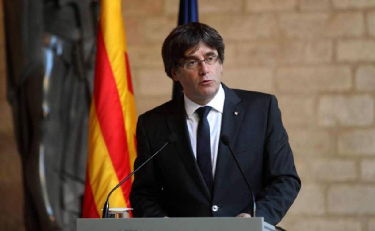 El presidente de la región de Cataluña, Carles Puigdemont, anunció hoy que no convocará elecciones anticipadas y dejó en manos del Parlamento autonómico la potestad de hacer una declaración unilateral de independencia. La actitud del Gobierno español, que ha propuesto la intervención de la autonomía, no justifica la convocatoria de unos comicios regionales, dijo Puigdemont en una comparecencia institucional una hora antes de la celebración de un pleno en el Parlamento catalán para analizar la situación política.