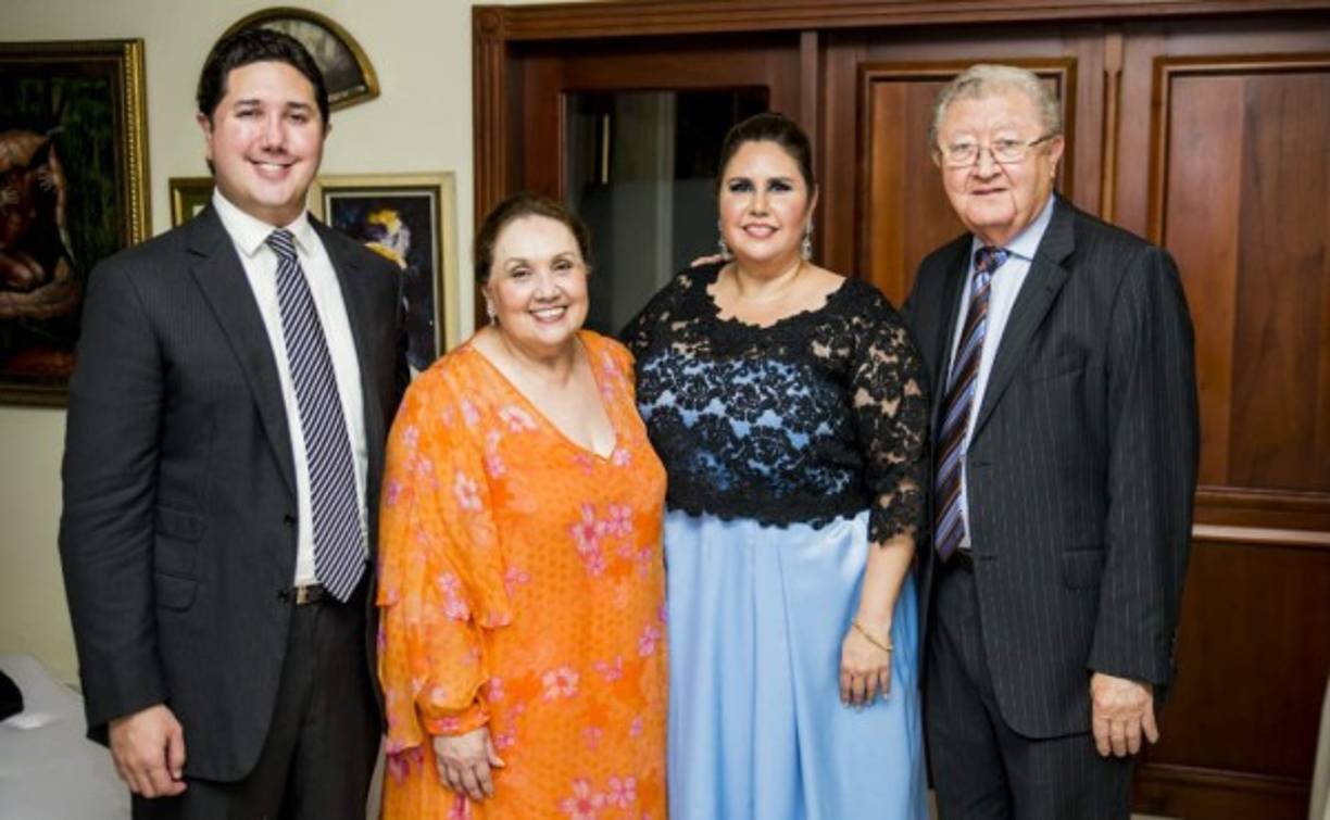 Delmer Urbizo, Carmen Meza, Alexandra Lockmer y Delmer Urbizo.