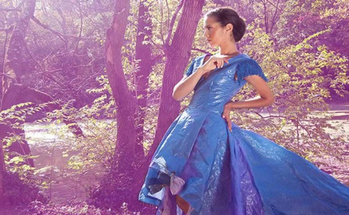 Vestido elaborado de un toldo de plástico. Imagen usada para la promoción del evento El futuro de la moda 2012. Foto de Liam Spradlin.
