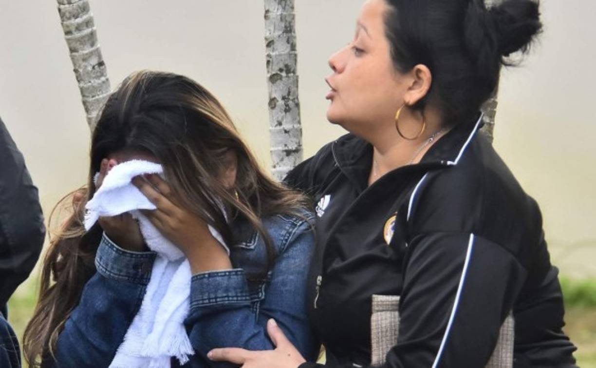 Las damas rompieron en llanto cuando fueron notificadas de la muerte de sus esposos e hijos en las afueras de la cárcel en Tela.