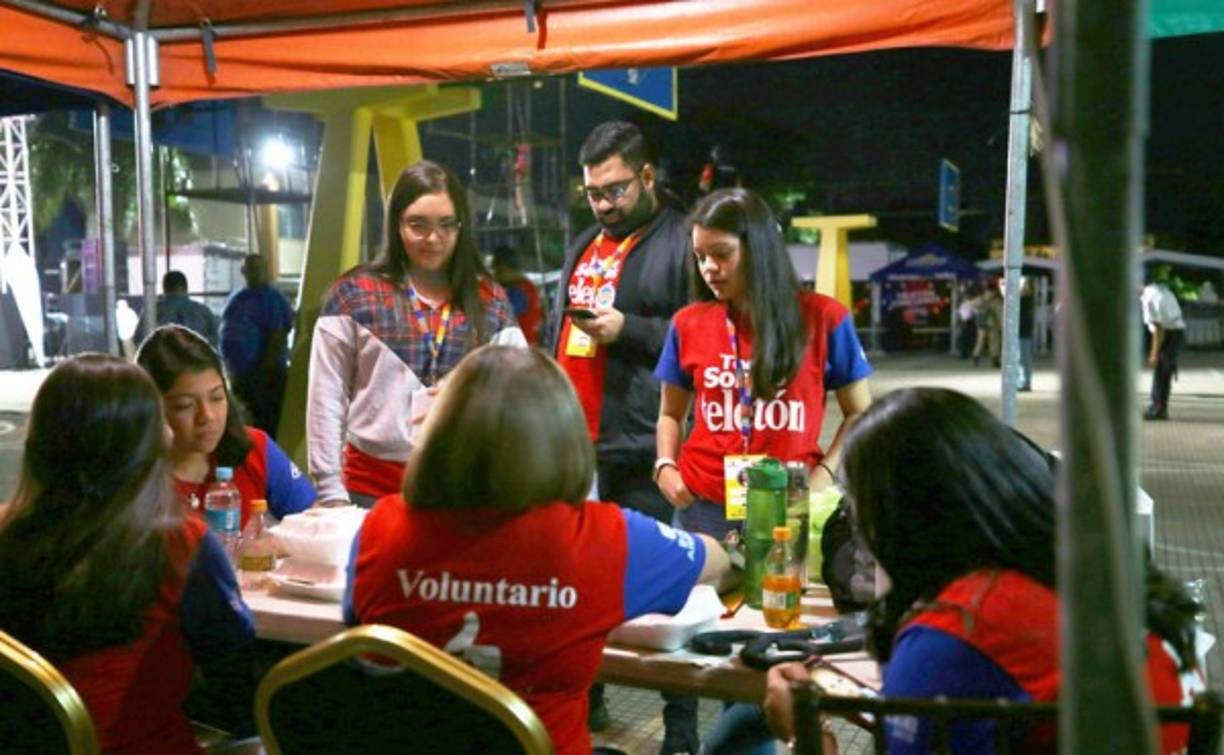 Cientos de voluntarios en todo el país han realizado arduo trabajo para ayudar a la recolección de donaciones.