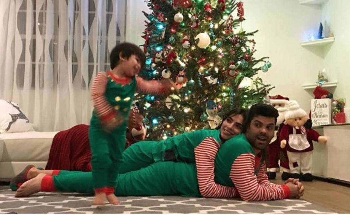La modelo y presentadora de Univisión, Alejandra Espinoza compartió esta foto de su árbol de Navidad junto a su hijo Matteo y su esposo Aníbal.