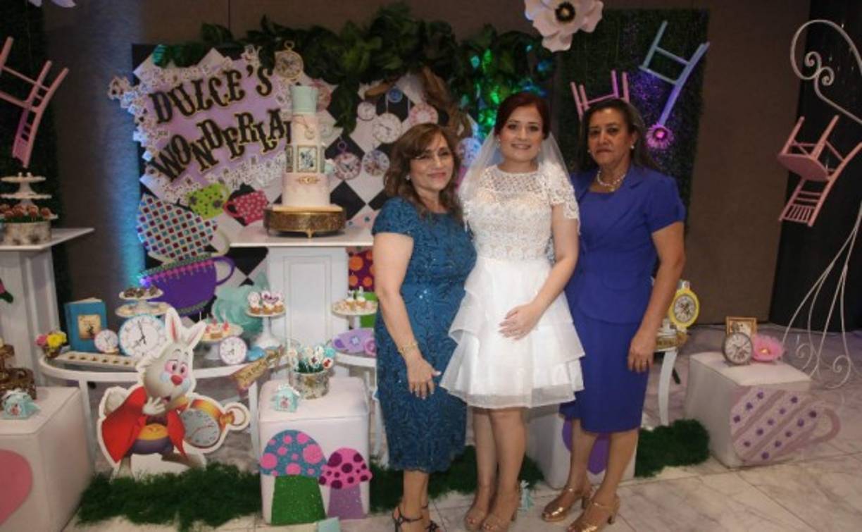 Isaura López con la novia Dulce Esmeralda López Juárez y Gladys Hernández.