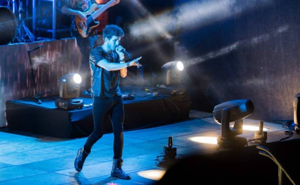 Sebastián Yatra encantó a los sampedranos con su espectacular carisma.