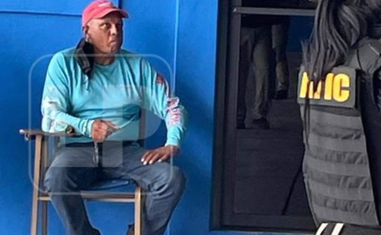 El alcalde Jerry Hynds en las instalaciones de la Atic luego de ser movilizado desde Roatán.