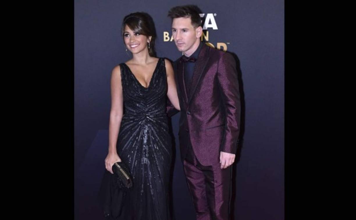 El crack del Barcelona se destacó con un traje completamente color marsala. Estaba acompañado por su pareja Antonella Roccuzzo.