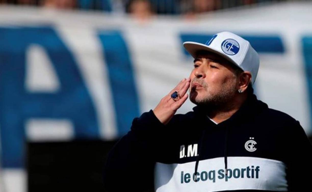 Hijo de 'Doña Tota' (Dalma Salvadora Franco) y 'Don Diego' (Diego Maradona), el campeón del mundo con Argentina en México 1986 nació el 30 de octubre de 1960. Fue el quinto hijo de los ocho del matrimonio y el primer varón. Tuvo una infancia con carencias y se crió en Villa Fiorito, una de las zonas más desprotegidas y abandonadas de la provincia de Buenos Aires.