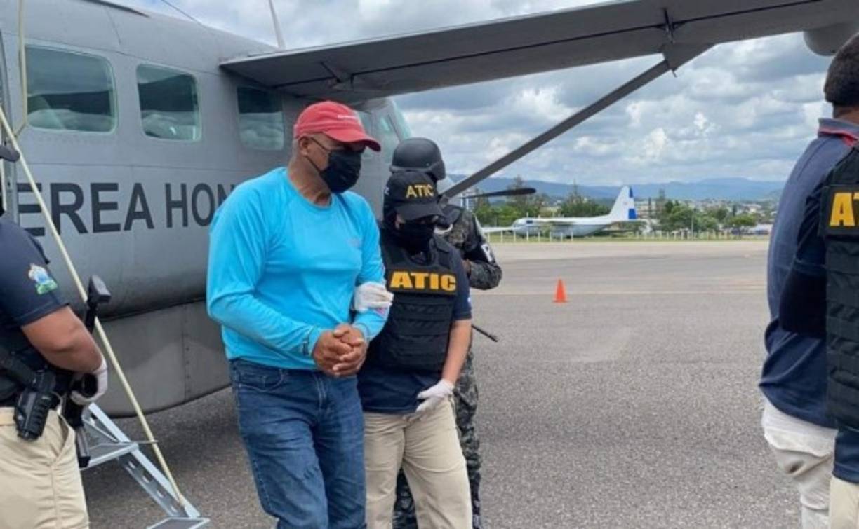 Las autoridades realizaron la inspección a tres automotores, es así que en una cisterna para acarrear agua donde se transportaban como conductor Jorge Reiniery y su acompañante Francisco Federico, se encontraron los 98 sacos con la supuesta droga.