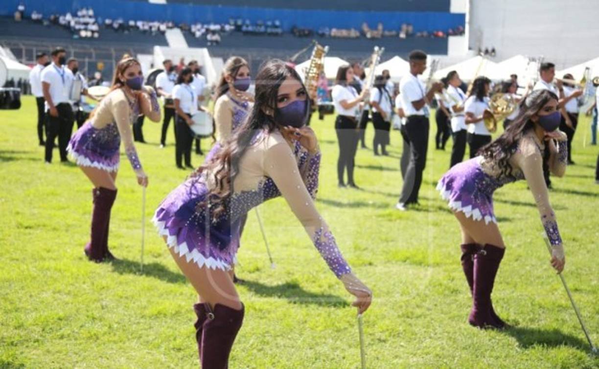Palillonas y pomponeras tamibén engalaron el estadio este 15 de septiembre.